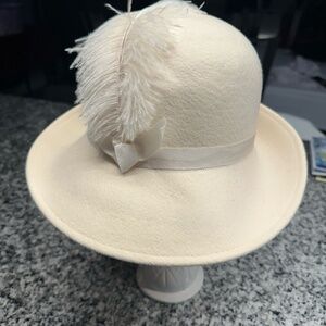 Vintage Gene Doris New York Creamy White Color Felt Hat with Feather